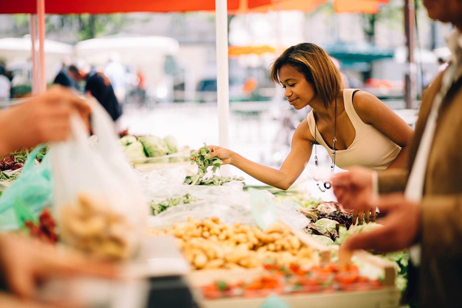 Seller market. Фермерские рынки мира. Рынок Shutterstock. Black woman shopping food. Buying.